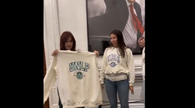 Cristina Kirchner agradeció el buzo universitario creados por varelenses