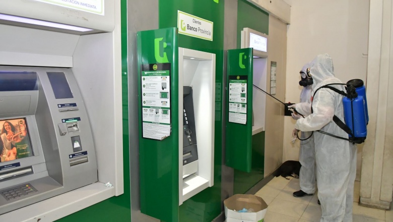 El Municipio desinfecta cajeros automáticos