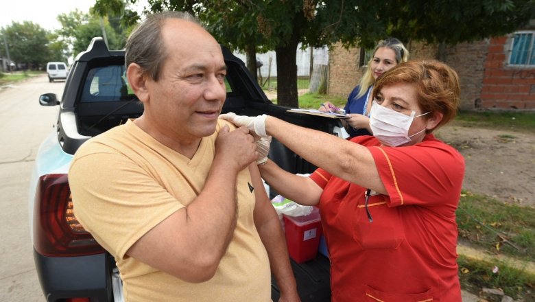Vacunación antigripal a adultos mayores en Varela
