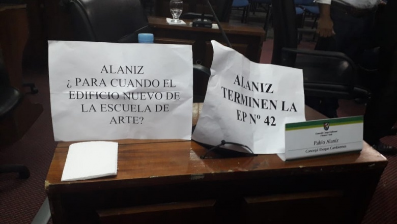 Escrache a Alaniz en el Concejo Deliberante por "faltarle el respeto a la educación pública"