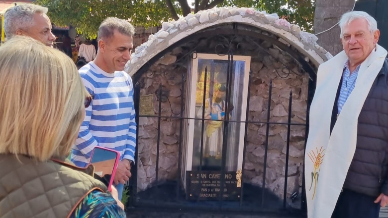 El Padre Miguel bendijo una placa de San Cayetano en la Feria Senzabello