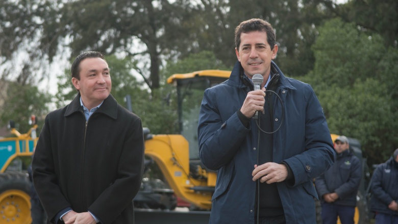 Andrés Watson y Wado de Pedro entregaron maquinarias viales