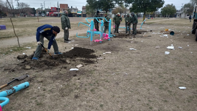 Vandalismo en la plaza del barrio Luján: rompieron los juegos a una semana de su instalación
