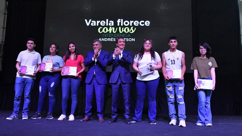 Más de 2800 estudiantes varelenses recibieron sus tablets