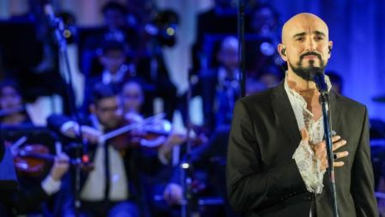 Abel Pintos canta el himno: dónde se consiguen sus canciones patrias