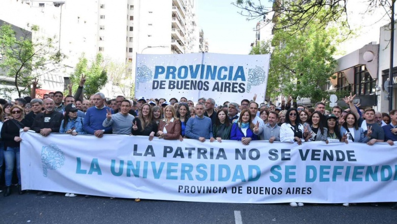 El intendente Watson, presente en la Marcha Universitaria