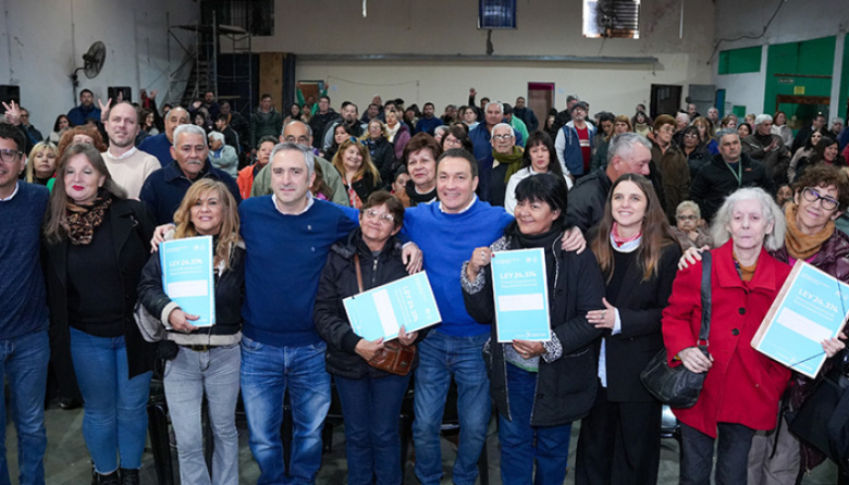 Andrés Watson y Andrés Larroque entregaron 182 escrituras a familias de Florencio Varela