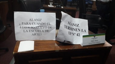 Escrache a Alaniz en el Concejo Deliberante por "faltarle el respeto a la educación pública"