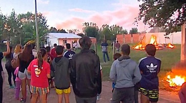 Encuentran muerta a una joven embarazada en Florencio Varela: los vecinos intentaron quemar la casa del novio