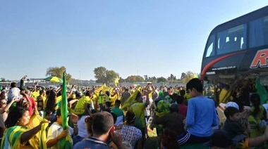 Inolvidable despedida de los hinchas de Defensa en la salida hacia Avellaneda