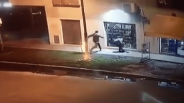 Rompieron a piedrazos vidrio de un almacén para robar bebidas alcohólicas