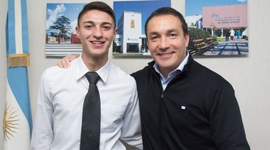 Joven “abanderado” se incorpora al municipio para práctica laboral