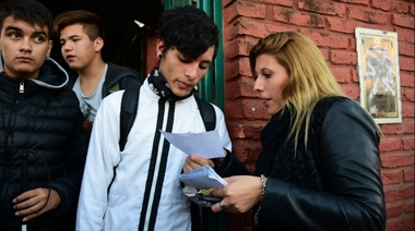 Voto joven: Volanteada en escuelas para alertar sobre la falta de empadronamiento