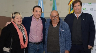 El Intendente Watson entregó más de 200 escrituras a vecinos de Varela