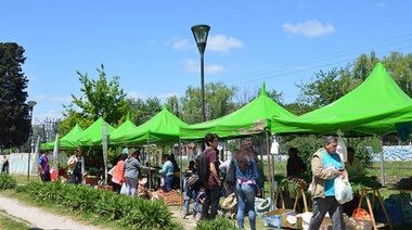 Feria en la plaza Tarumá