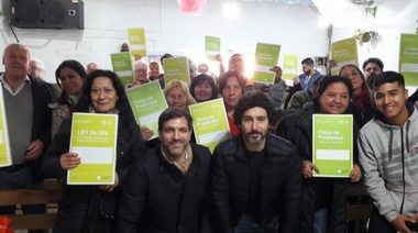 Polémico: el concejal Alaniz entregó escrituras y la Provincia no le informó al Municipio