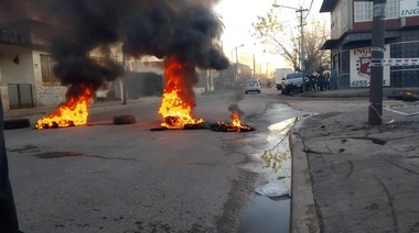 Corte y reclamo de vecinos en la Curva por falta de luz