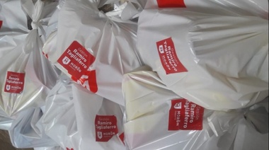 Ex marido de Vidal reparte chapas y mercadería con su nombre