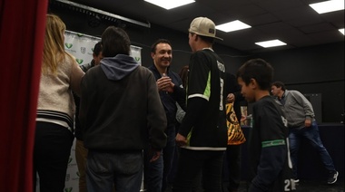 Watson entregó reconocimientos y materiales a clubes de barrio de Varela