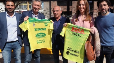 Macri y Vidal posaron con la camiseta de Defensa