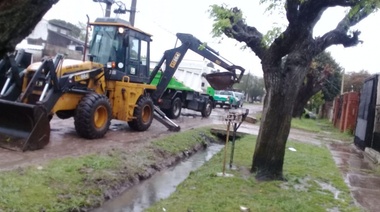 Continúan las tareas de limpieza y saneamiento hidráulico en los barrios
