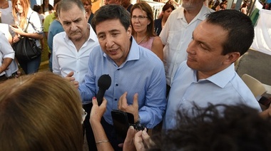 Watson y el ministro Arroyo en el operativo de Tarjetas AlimentAR