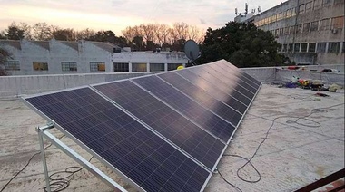 La UNAJ instaló paneles de energía renovable