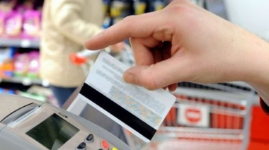 ¿Cómo denunciar por cobros adicionales con la tarjeta alimentaria?