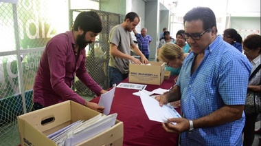 Se entregaron 608 escrituras a familias varelenses