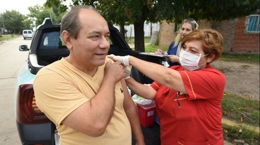 Vacunación antigripal a adultos mayores en Varela