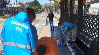 Marcan distancias entre personas en puntos de acceso al transporte público