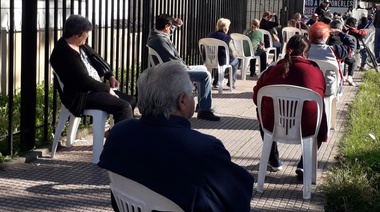 Bancos: línea telefónica de ayuda a jubilados y pensionados de Varela