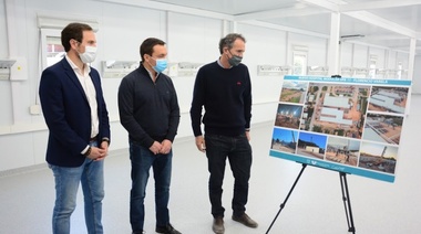 Watson y Katopodis supervisaron la fase final de trabajos en el hospital modular