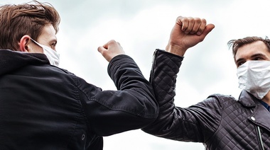 "Juntarse por el Día del Amigo es muy riesgoso incluso manteniendo el distanciamiento social"