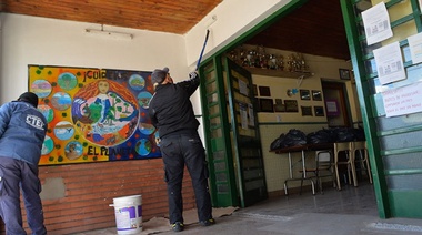 El Municipio junto a movimientos sociales pinta y mantiene escuelas