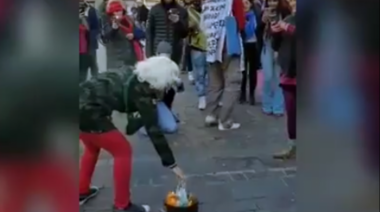 Mientras médicos manifiestan desborde y agotamiento en el Obelisco queman barbijos