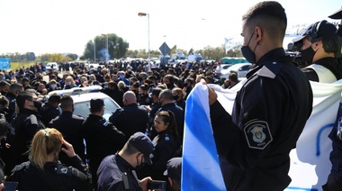 Kicillof anunció una suba del salario mínimo de la Policía Bonaerense a 44 mil pesos