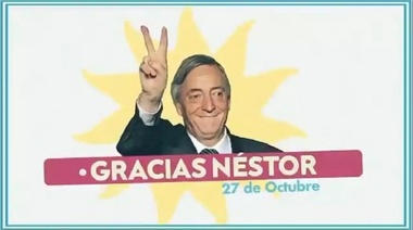 Llevan el póster de Néstor Kirchner a domicilio para su homenaje del 27 de octubre