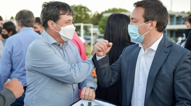 Watson junto al ministro Arroyo, la Unión Nacional de Clubes de Barrio e intendentes 