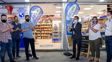 El intendente Watson acompañó a emprendedores de un nuevo comercio instalado en el distrito