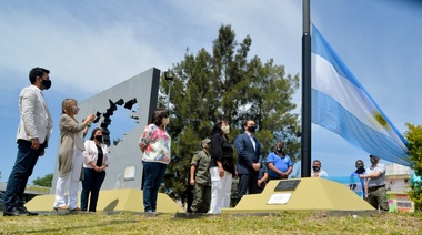 Watson conmemoró el bicentenario del primer izamiento de la bandera argentina en las Islas Malvinas