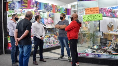 Watson recorrió el Paseo Navideño en el Cruce Varela