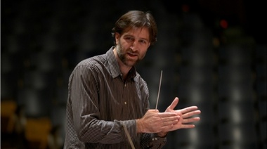 El Director de la Orquesta Sinfónica Municipal de Florencio Varela dirige el primer concierto organizado por el Teatro Colón