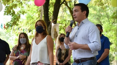  Watson junto a la ministra Malec por los derechos en la niñez