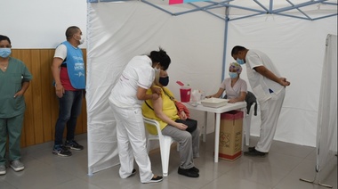 Andrés Watson recorrió Centro de Vacunación en Villa San Luis