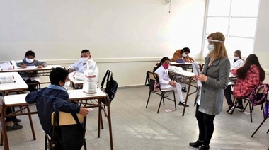 La Provincia habilitó la posibilidad de "suspender clases presenciales" aunque mantiene la presencialidad