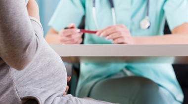 Embarazadas con patologías y personas con VIH se suman a grupos de riesgo para vacunación