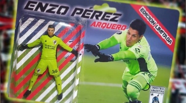 El muñeco de Enzo Pérez arquero, creado por los varelenses de Milonga Customs