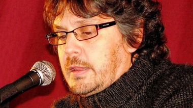 Radio municipal: Felipe Pigna cuenta la historia de la deuda externa junto a alumnos del colegio Julio Cortázar