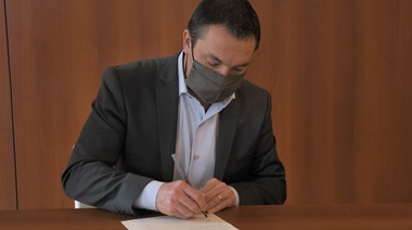 Watson firmó la escritura de un predio para infraestructura social